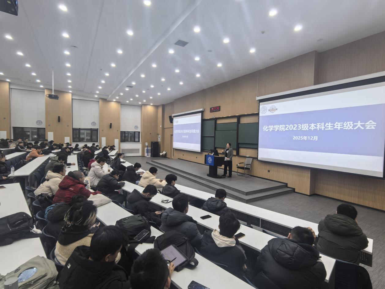 黑料正能量
召开本科生年级大会暨诚信考试教育大会