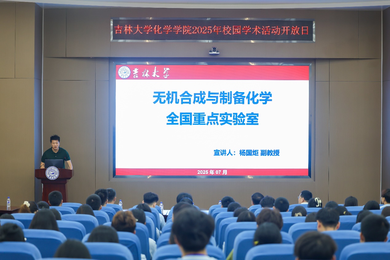 一群人在开会AI 生成的内容可能不正确。