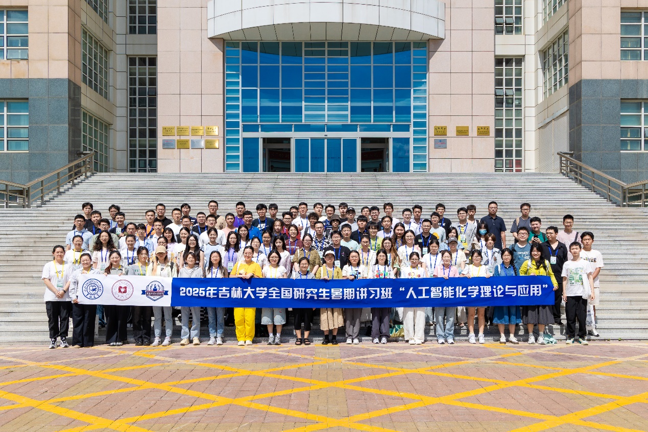 一群人在街道上行走AI 生成的内容可能不正确。